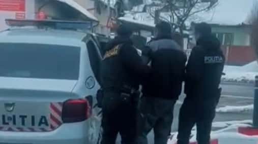 VIDEO 🎦 Bărbat reținut de polițiști după ce și-a bătut și amenințat soția