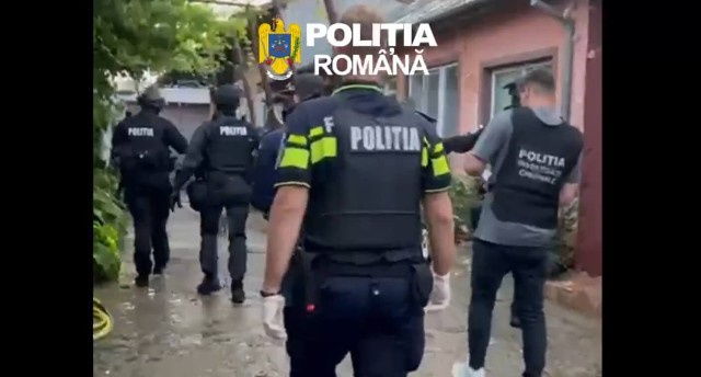 VIDEO 🎦 Percheziții domiciliare la șoferii unei firme de transport internațional de mărfuri. Șapte persoane au fost conduse la audieri