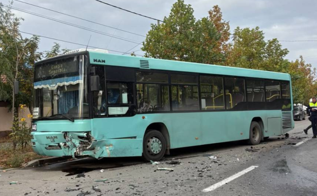 UPDATE. Planul Roşu de Intervenţie, activat la Craiova, după ce un autobuz şi un autoturism s-au ciocnit