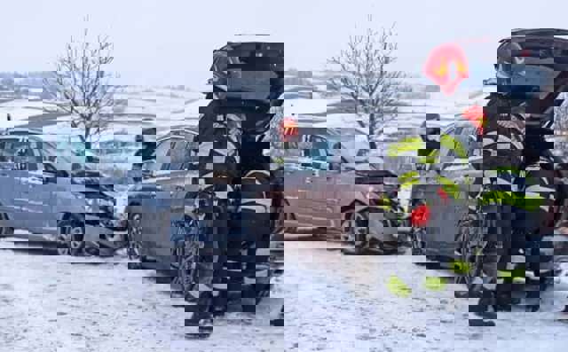 Un șofer cu anvelope de vară a provocat un accident cu două victime. Vezi ce amendă a primit