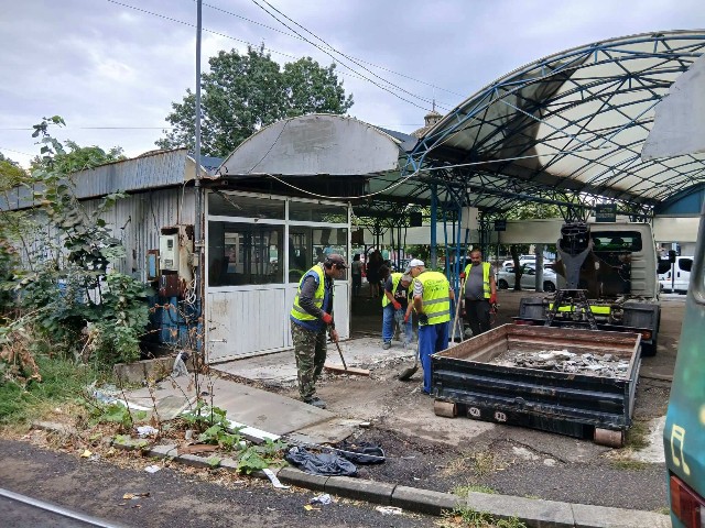 VIDEO 🎦 FOTO 📸 Ploiești. A început demolarea pieței de la Gara de Sud