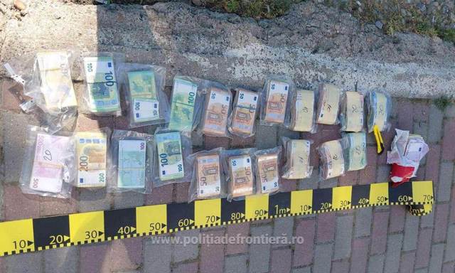 Peste 343.000 de euro, descoperiți ascunși într-un microbuz condus de un ucrainean urmărit internațional