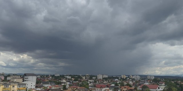 Cod galben de averse și vijelii, până luni seară. Cele mai afectate vor fi județele din  jumătatea estică a țării