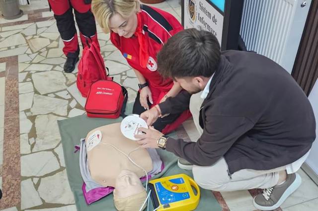 Crucea Roșie a instalat la UPG Ploiești un defibrilator semi-automat. Echipamentul poate fi utilizat în caz de urgență medicală