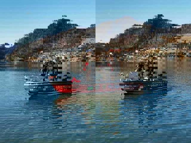 UPDATE. ALERTĂ în Bistrița: un adolescent a căzut dintr-o barcă pe lacul Colibița. Scafandrii caută trupul tânărului