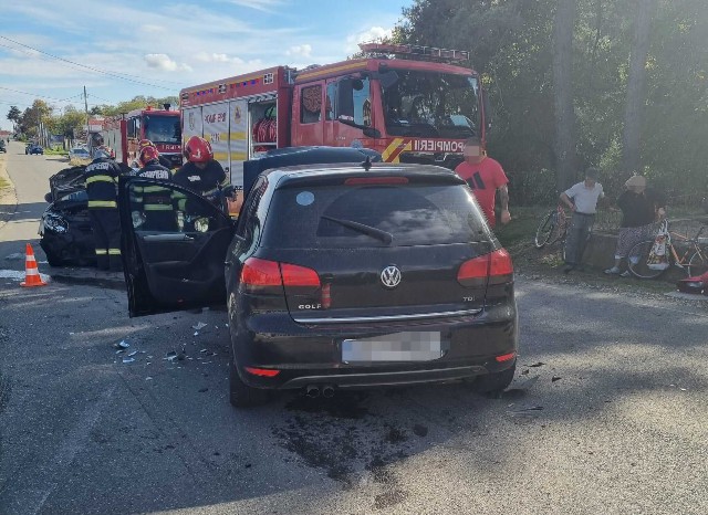 FOTO 📸 Două autoturisme implicate într-un accident pe DJ 702 B în localitatea Ungureni