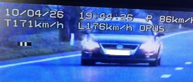 Constanţa: O şoferiţă a fost înregistrată în timp ce circula cu 176 km/h pe DN 38 pentru că se grăbea deoarece i se ardeau cozonacii în cuptor 