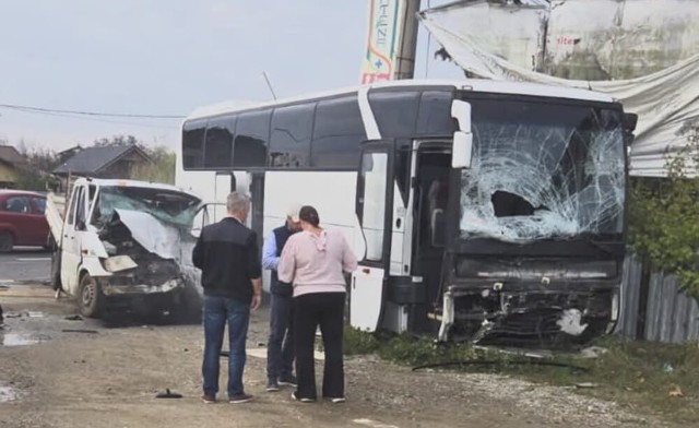 Autocar și autoutilitară implicate într-un accident grav pe DN1, la Ciolpani. Două victime încarcerate