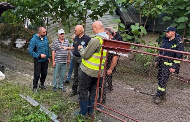 Șeful DSU, Raed Arafat, și prefectul de Prahova, pe teren, în zonele afectate de inundații și viituri. Începe evaluarea pagubelor