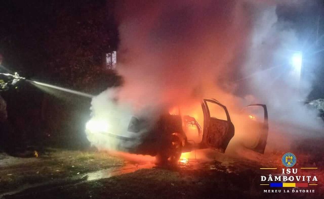 FOTO 📸 Autoturism distrus de foc în comuna Voinești