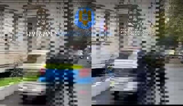 Un bărbat a fost arestat după ce a jefuit un livrator venit să-i aducă băutura și țigările comandate online