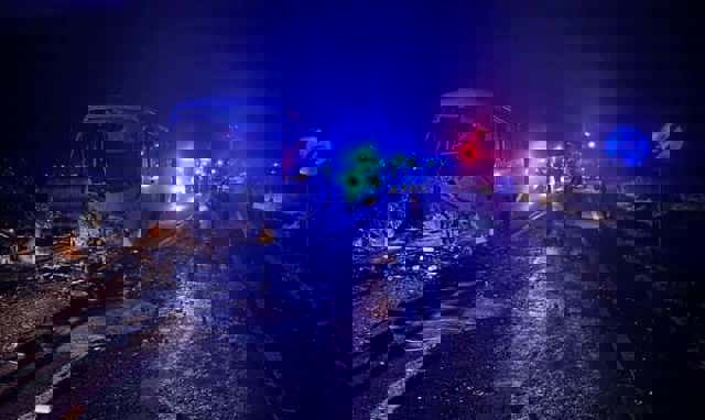 Plan Roșu de intervenție activat azi-noapte, în urma unui accident între un autoturism și un microbuz. Un tânăr a murit și 21 de persoane au fost rănite