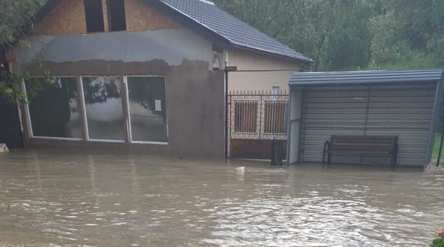 UPDATE. Acumulări de apă carosabil restricționează circulația rutieră pe câteva sectoare de drum în Prahova. Mesaj Ro-Alert pentru cod portocaliu hidro