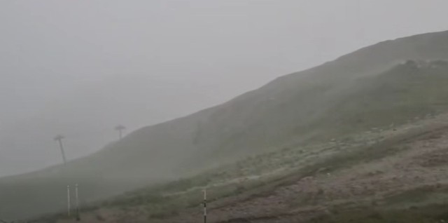 VIDEO 🎦 Rupere de nori și la Cota 2000. Turiști întorși din drum în ultimul moment