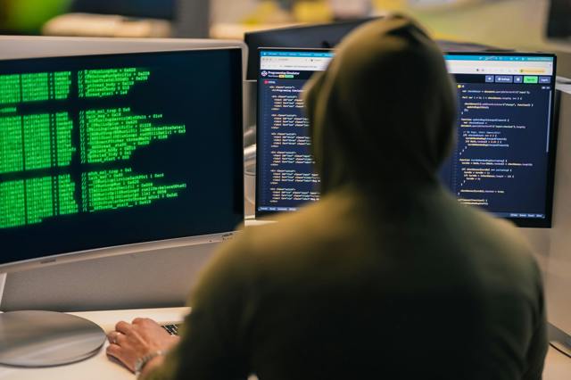La cererea Franței, autoritățile române au dezactivat 13 servere folosite de hackeri în atacuri cibernetice și operațiuni de șantaj