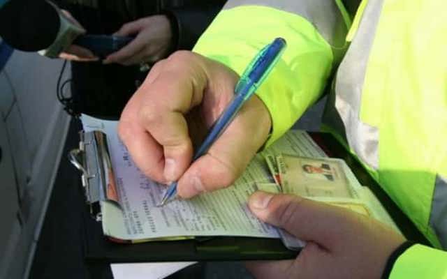 Modificările aduse Codului rutier intră în vigoare la 1 iulie. Șoferii cu datorii nu mai pot beneficia de reducerea perioadei de suspendare a permisului
