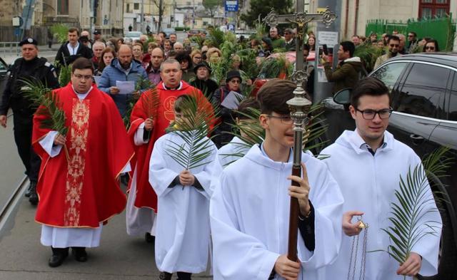 Procesiune romano-catolică de Florii, astăzi, în centrul Ploieștiului
