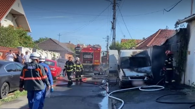 Doi bărbați au ajuns la spital cu arsuri. Unul este în stare gravă. Garajul în care reparau o mașină a luat foc