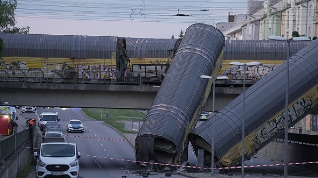 Accident feroviar grav. Două vagoane de marfă au căzut de pe un pod. O persoană a fost rănită