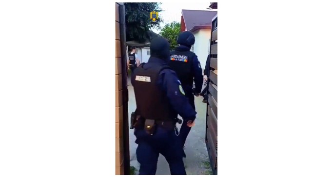 VIDEO 🎦 Percheziții domiciliare într-un dosar de înșelăciune. Prejudiciul estimat este de aproximativ 10.700 de lei