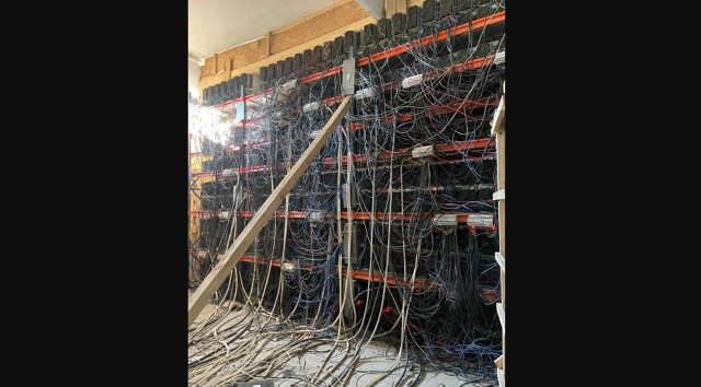 Fermă clandestină de criptomonede depistată de ANAF. Inspectorii au descoperit-o după consumul foarte mare de energie electrică din locația respectivă