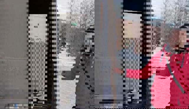 Amendă uriaşă pentru un bărbat din Maramureş care a aruncat un frigider vechi la marginea pădurii