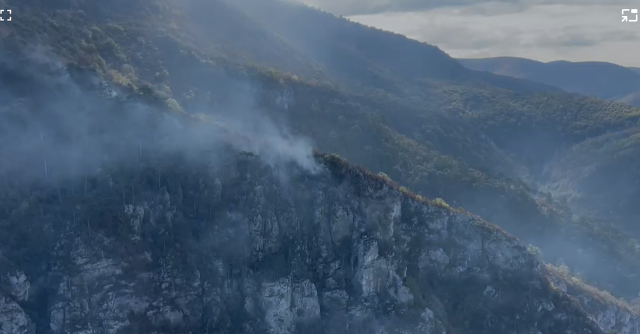FOTO 📸 VIDEO 🎦 Intervenții dificile pentru stingerea incendiilor de vegetație uscată și fond forestier izbucnite în Parcul Național Domogled-Valea Cernei și în zona localității Băile Olănești 