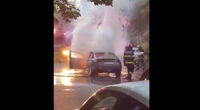 VIDEO 🎦 Alertă de incendiu, marți dimineață, în Ploiești. O mașină a ars complet pe o stradă din Malu Roșu
