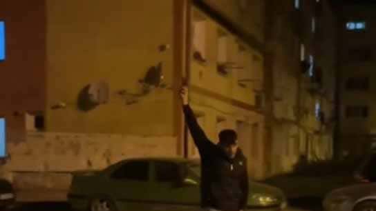 Bărbat filmat când trage cu un pistol între blocuri:. Poliția face anchetă după ce imaginile au ajuns în spațiul public