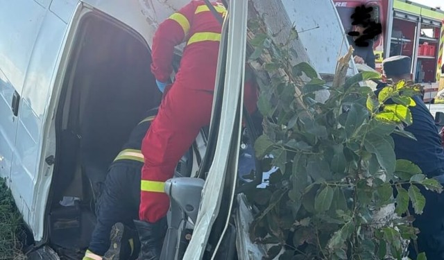 Accident cumplit în Ialomița, la Iazu. Patru persoane rănite după impactul dintre două autoutilitare