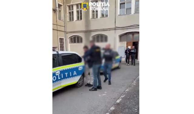 VIDEO🎦 Suspecți de tâlhărie prinși după ce unul dintre ei a ajuns la spital rănit de proprietarii locuinței în care voia să dea lovitura
