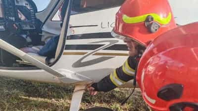 Incident aviatic. Un avion ultraușor cu probleme la roata din spate a aterizat de urgență pe un aerodrom din județul Neamț