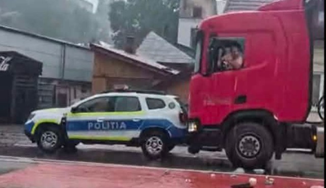 Urmărire ca-n filme, pe DN1. Un șofer a fost scos cu forța din cabina TIR-ului după ce a refuzat să oprească și a lovit o mașină de Poliție. Imagini de la fața locului
