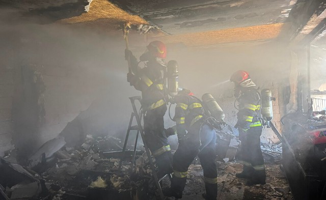 Bărbat de 77 de ani rănit într-un incendiu, sâmbătă, la Filipeștii de Târg. Focul amenință și locuința vecinilor