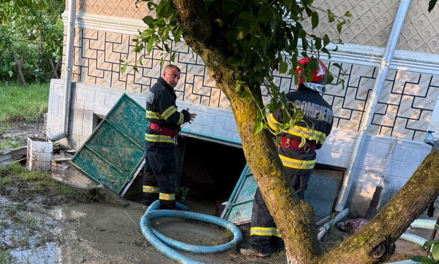 FOTO 📸 Pompierii prahoveni au intervenit pentru gestionarea efectelor produse de fenomenele meteorologice