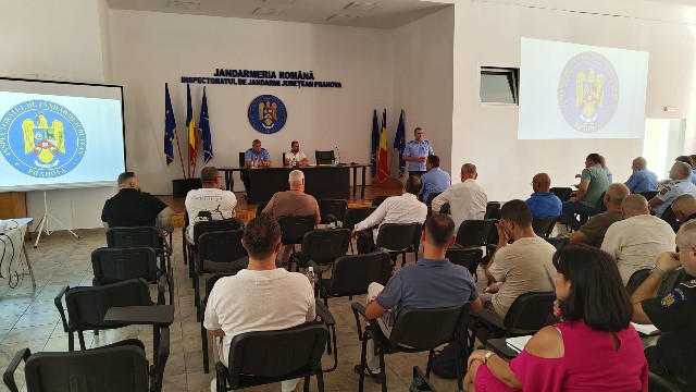 Noile reguli privind competițiile sportive, explicate de jandarmi. Ședință cu autoritățile locale și reprezentanții cluburilor din județ 