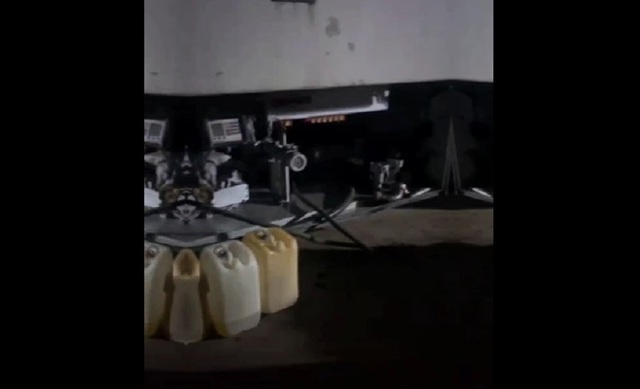 VIDEO 🎦 Flagrant la Bărcănești. Un șofer a fost prins sustrăgând motorină din autocisterna pe care o conducea