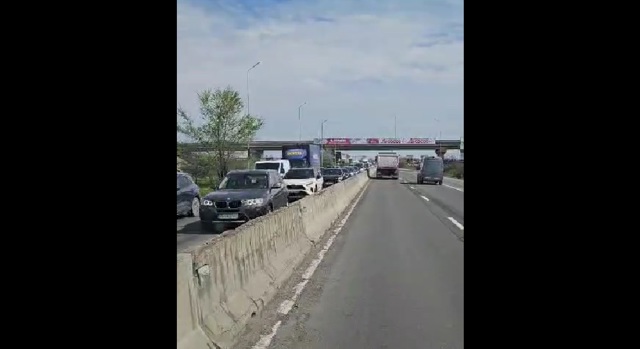 VIDEO 🎦 Coloană de mașini pe DN1, spre Brașov, din cauza unui accident produs în sensul giratoriu de la Păulești