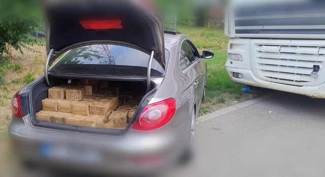 VIDEO 🎦 Bărbați prinși în flagrant, la Ploiești, în timp ce sustrăgeau zeci de cutii cu piese pentru chei tubulare