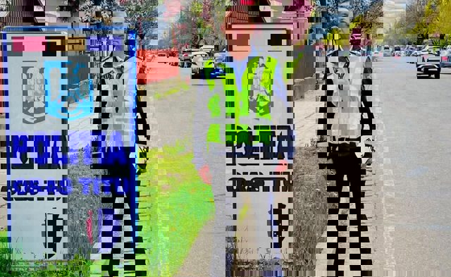 Gest de curaj! Un polițist a scos o femeie de 84 de ani din locuința în flăcări. Victima era deja inconștientă