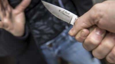 Un bărbat a fost înjunghiat de iubita lui. O vecină a observat incidentul și a sunat la 112