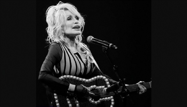Cântăreața Dolly Parton, supranumită „regina muzicii country”, s-a stins din viață, la vârsta de 80 de ani. Trump a ordonat coborârea drapelelor în bernă