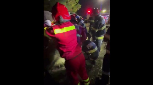UPDATE. VIDEO 🎦  Accident grav, marți dimineață, la Colceag. O femeie încarcerată și inconștientă a fost extrasă cu greu din mașina care s-a răsturnat