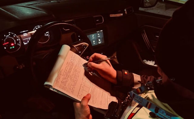 Dosare penale azi-noapte, în Prahova, după ce polițiștii au depistat în trafic autoutilitare conduse fără permis sau având plăcuțe de înmatriculare false