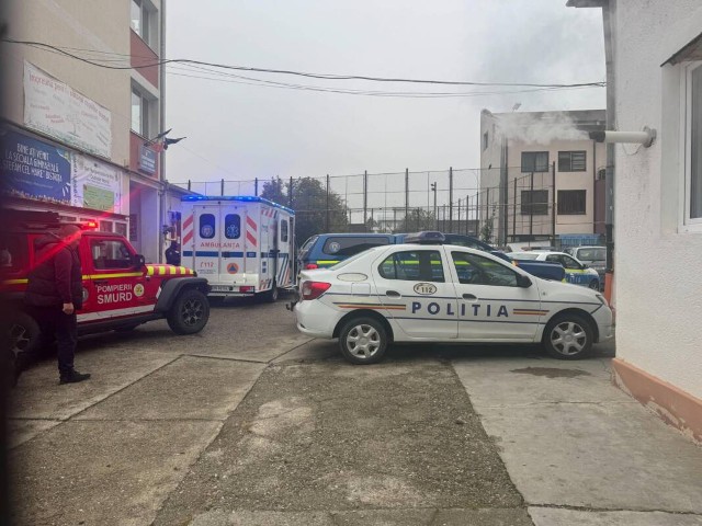 Un elev de gimnaziu a atacat cu cuțitul o profesoară. Aceasta, dar și un alt elev care i-a sărit în ajutor, au fost răniți