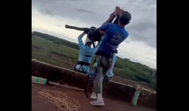 VIDEO 🎦 O tânără de 21 de ani a murit în timpul unui salt bungee jumping. Instructorii au uitat să-i atașeze coarda de siguranță