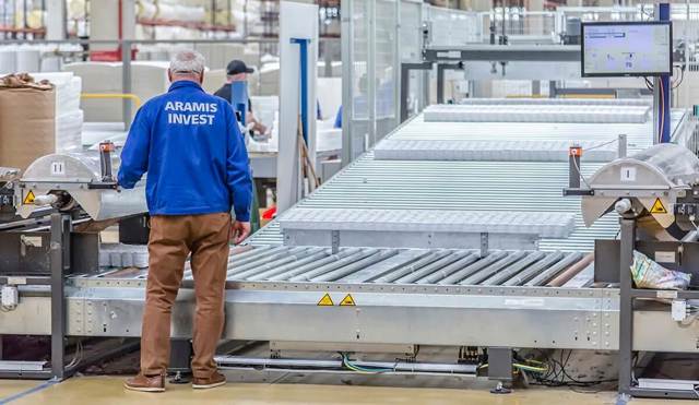Cel mai mare exportator de mobilă din România, furnizor-cheie al IKEA, reduce salariile cu până la 30%