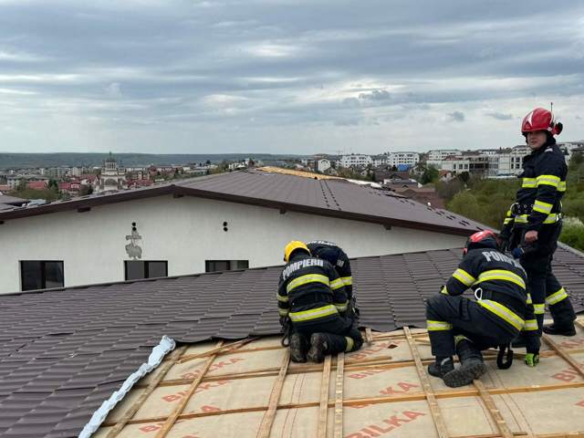 Efectele vijeliilor din ultimele 24 de ore: Un mort, trei răniţi, aproape 100 de imobile afectate, peste 35.000 de consumatori fără energie electrică