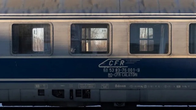 21 de trenuri noi-nouțe zac în soare, în timp ce călătorii merg cu vagoane insalubre