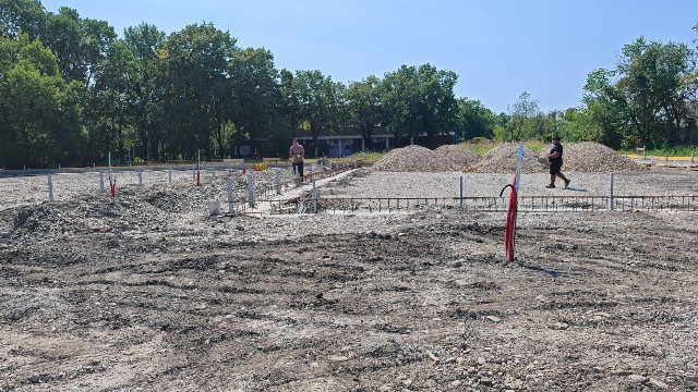 FOTO 📸 La baza sportivă de la Liceul de Chimie lucrările continuă